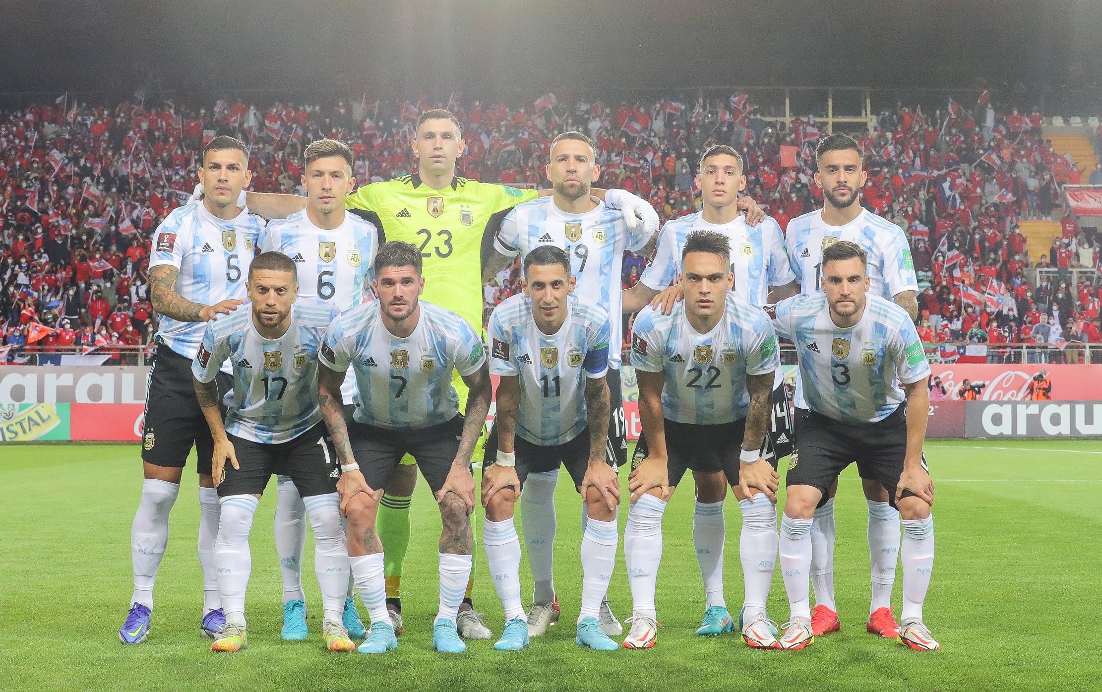 Argentina derrotó a chile y le dio una mano a Colombia