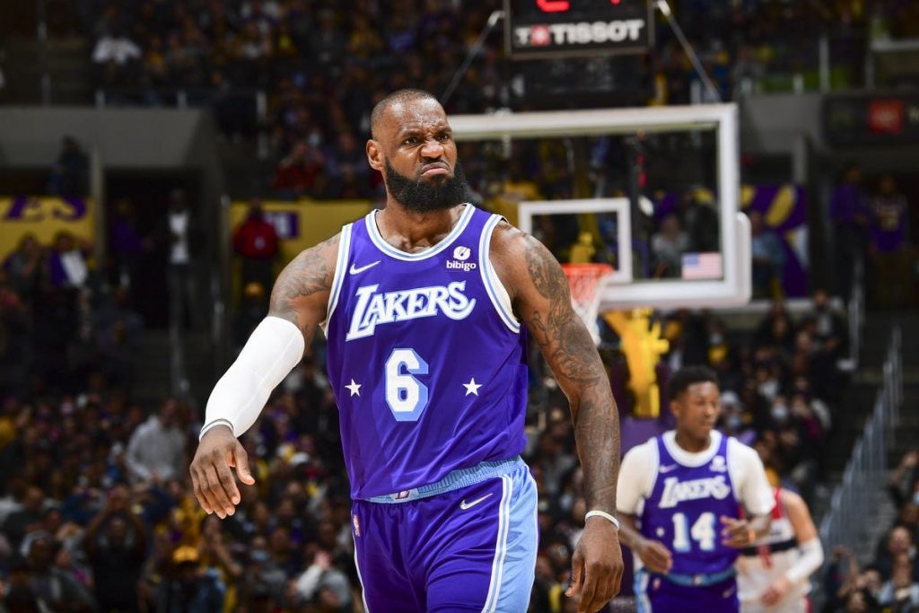 Lebron salvó a los Lakers e hizo historia en la NBA