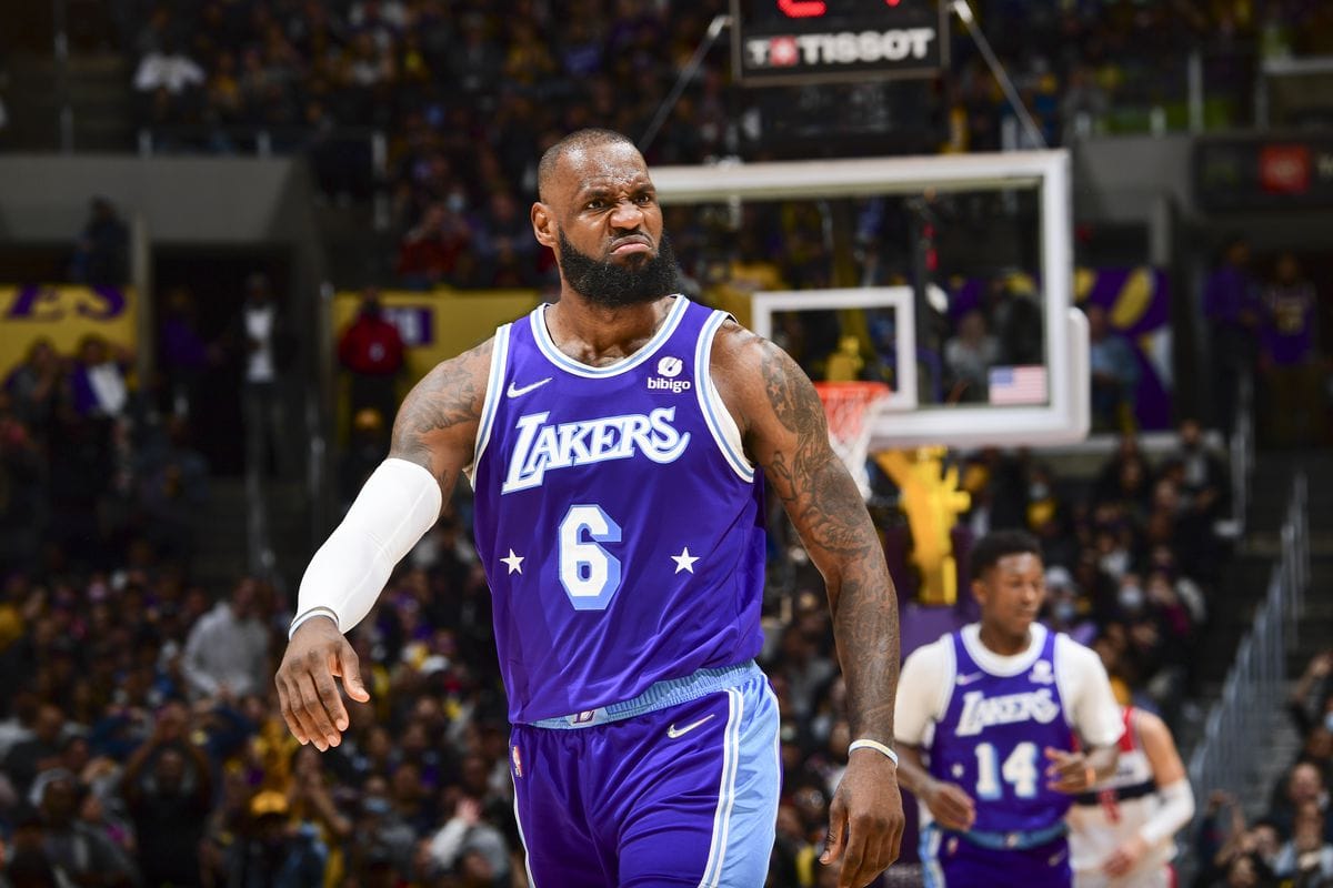 Lebron salvó a los Lakers e hizo historia en la NBA