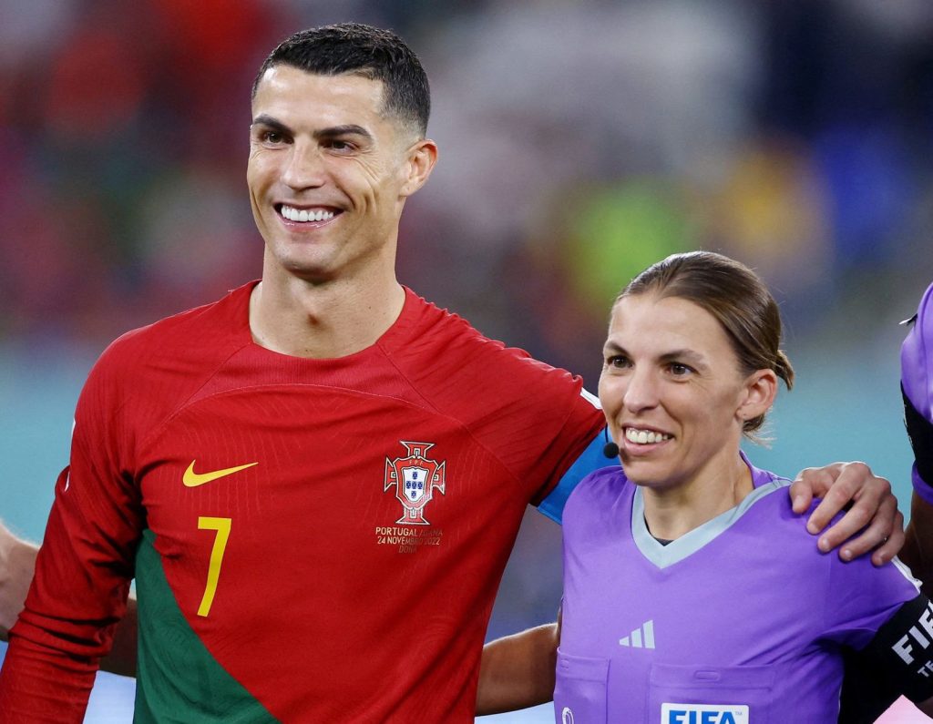 Frappart, primera mujer en pitar en un mundial masculino