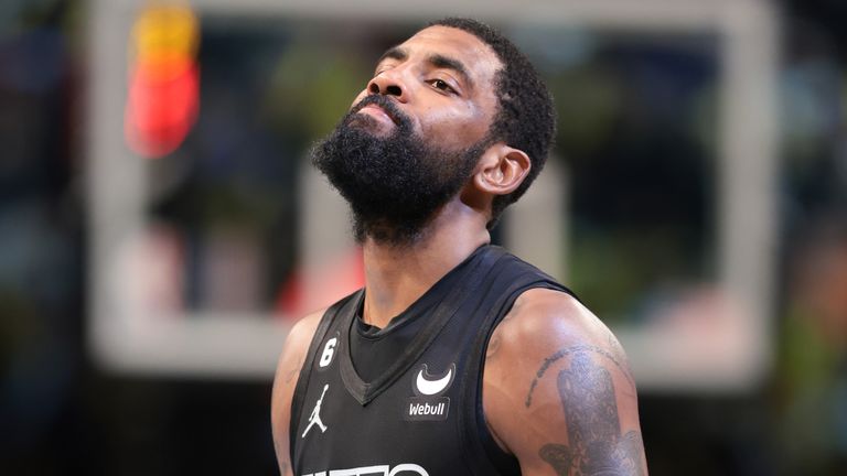 suspensión para kyrie irving por comentarios en sus redes sociales