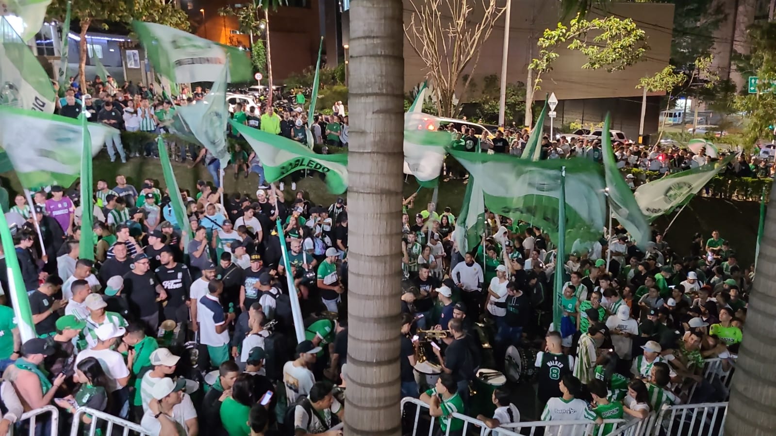 Banderazo de hinchas de Nacional casi termina en tragedia