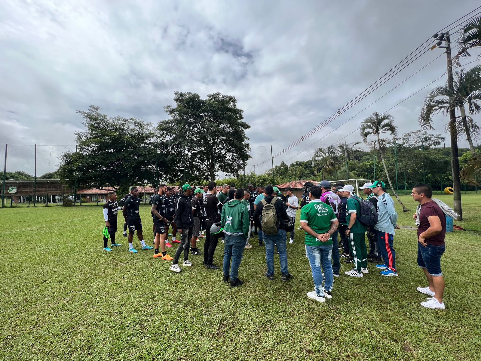 HINCHAS DEL CALI INUNDARON EL ENTRENAMIENTO AZUCARERO