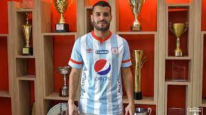 FALQUE, SORPRENDIDO CON LA HINCHADA ESCARLATA