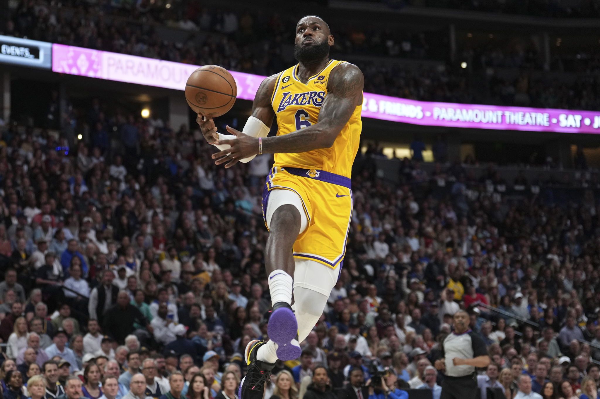 LEBRON JAMES NO TUVO UN BUEN VIAJE A DENVER