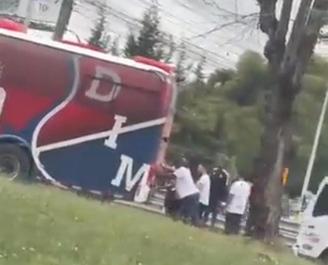 NI EL BUS DEL DIM SE SALVÓ DEL MAL MOMENTO DEL EQUIPO