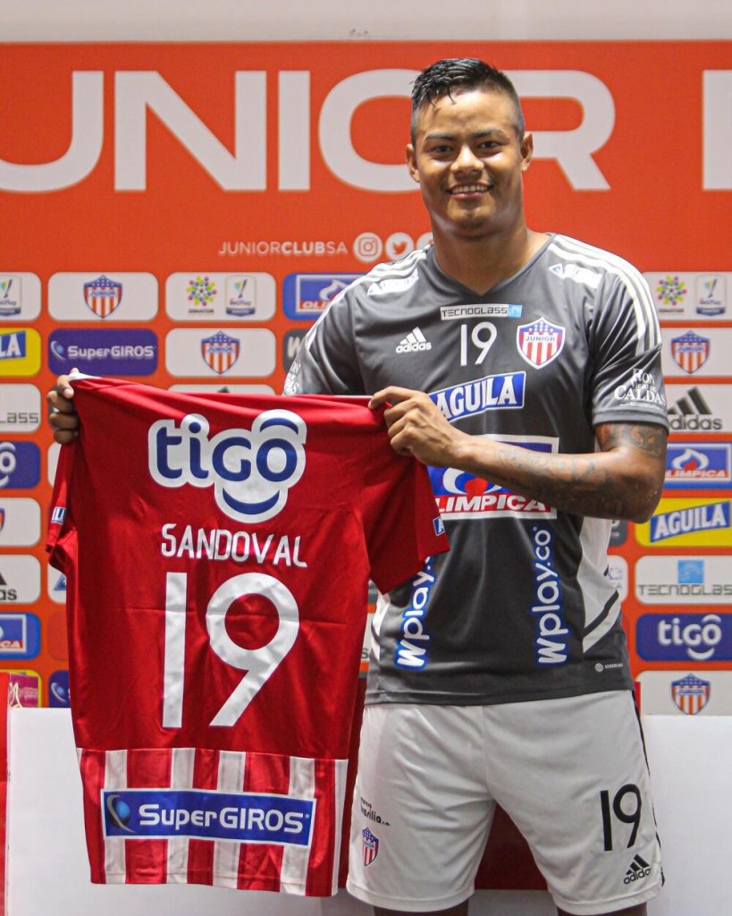 EL LINDO GESTO DE JUNIOR CON SANDOVAL