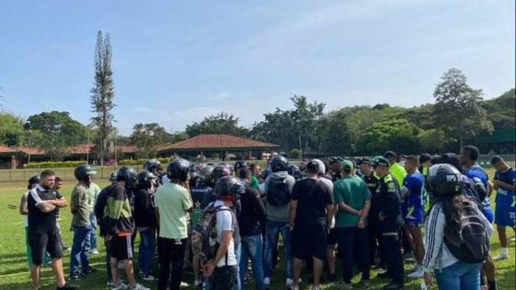 Hinchas de Cali invaden sede de entrenamiento