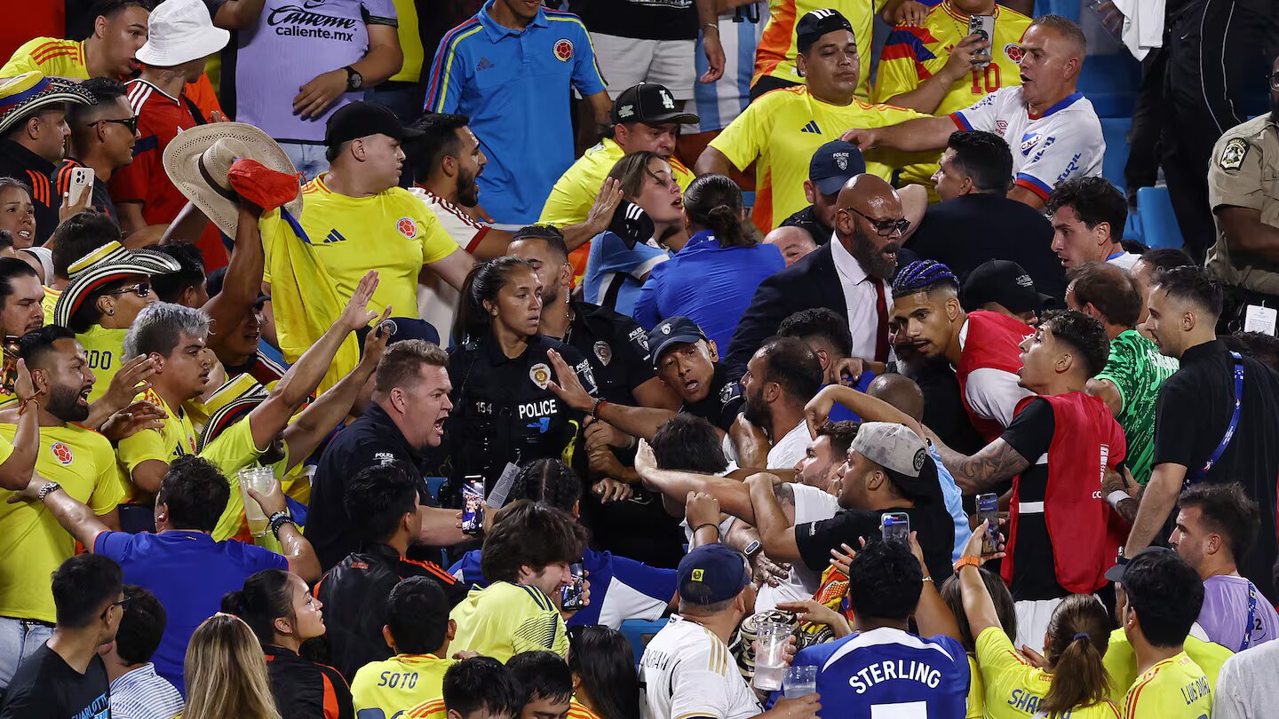 Trifulca de jugadores de Uruguay con hinchas colombianos