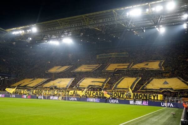 Hinchas del Dortmund de frente contra la UEFA