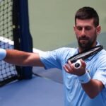Djokovic remonta un partidazo, iguala récord de Federer y sigue en carrera en el US Open