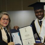 A los 41 años, Carmelo ‘Tutunendo’ Valencia celebra su mejor título: se graduó de bachiller y ahora va por la universidad