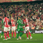 Atlético Nacional remontó en El Campín y dejó a Santa Fe con las manos vacías en una noche polémica