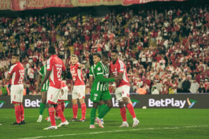 Atlético Nacional remontó en El Campín y dejó a Santa Fe con las manos vacías en una noche polémica