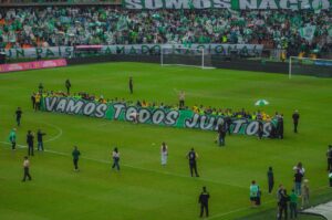 Un solo corazón verdolaga: el banderazo que recibió Nacional antes de la final